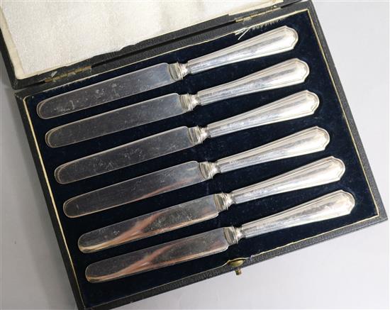 A cased set of six silver handled tea knives.